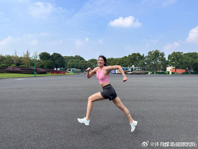#张雨霏现学手势舞#身上奥运会冠军，张雨霏身上有很多值得很多女生借鉴的地方。比如