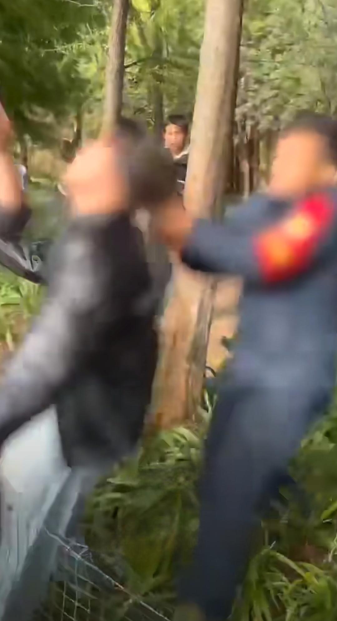 昆明海洪湿地公园冲突：保安围攻打野摄影师？规则与温度该如何平衡
 
最近刷到条让