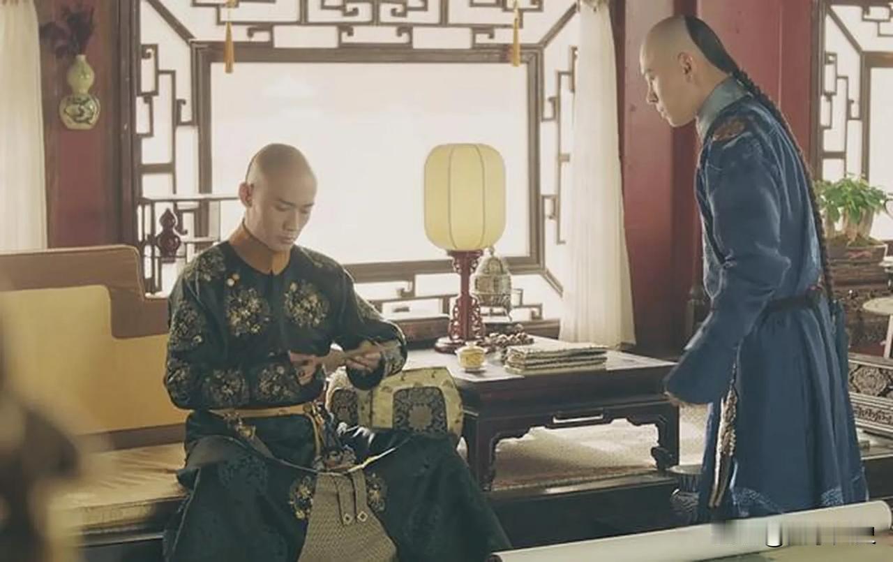 当上皇帝后，乾隆很早就定下规矩：皇室宗亲，包括自己的亲兄弟，都不能碰核心权力。这