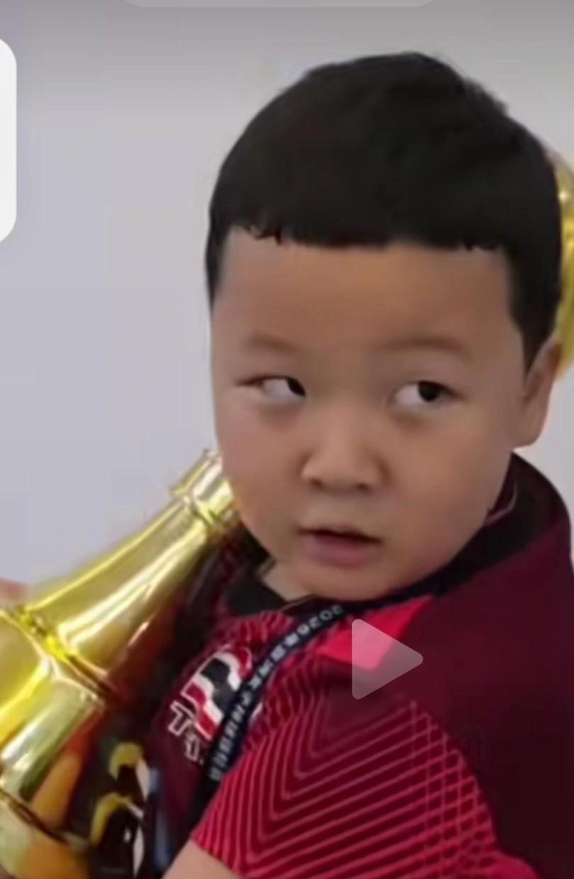 冯坤的儿子不会说中文，只会泰语。
这话是冯坤自己跟记者说的。
当时有人问她，孩子