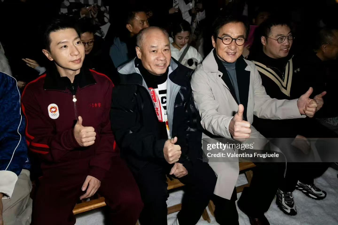 马龙成龙同框雪场看秀成龙马龙走秀领闭 什么叫巨星同框？这就是！无需多言，马龙成龙