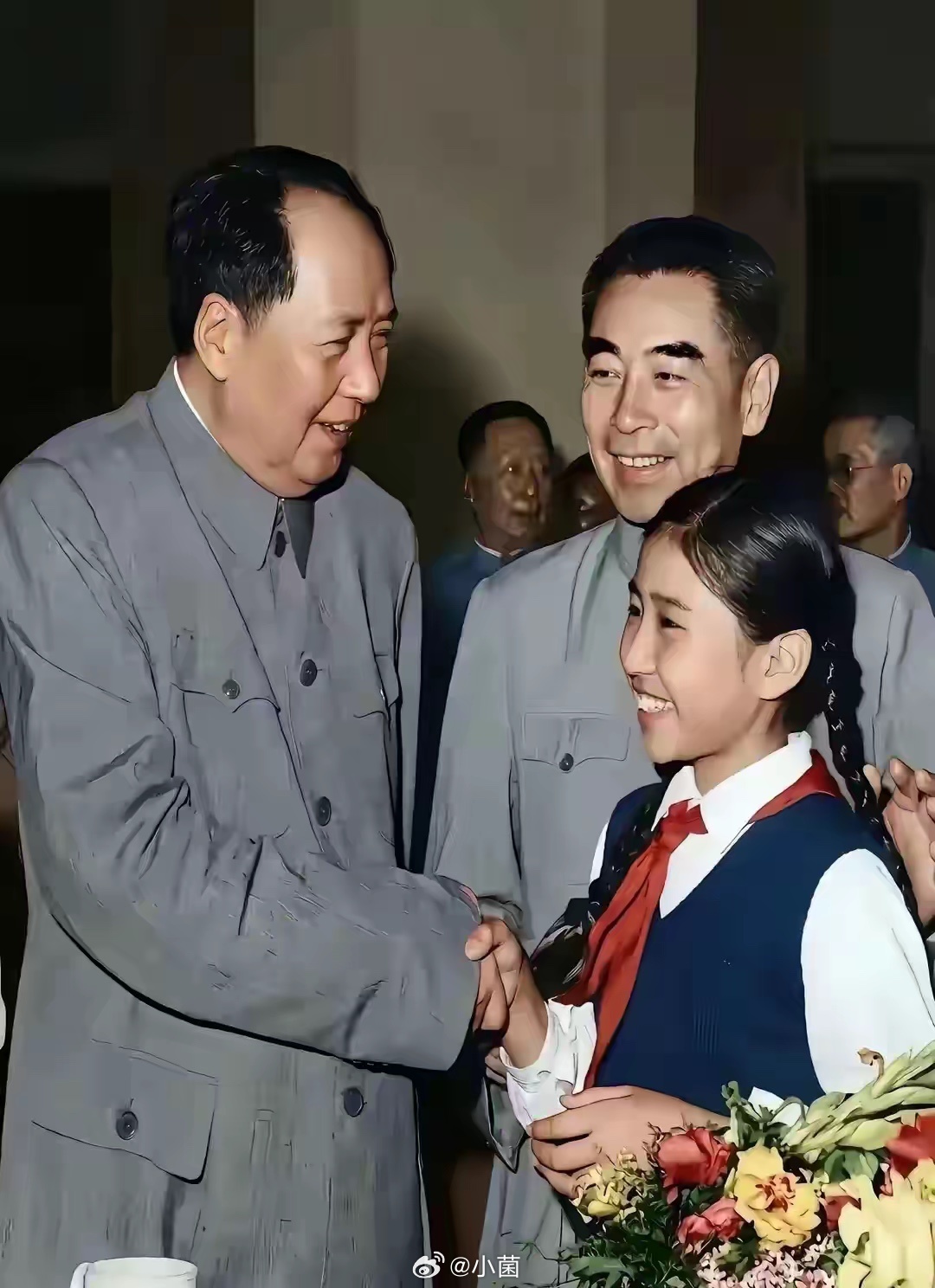 这一刻格外温暖！大手握住小手，伟人慈祥的笑容、孩子纯真的脸庞，藏着对祖国下一代深