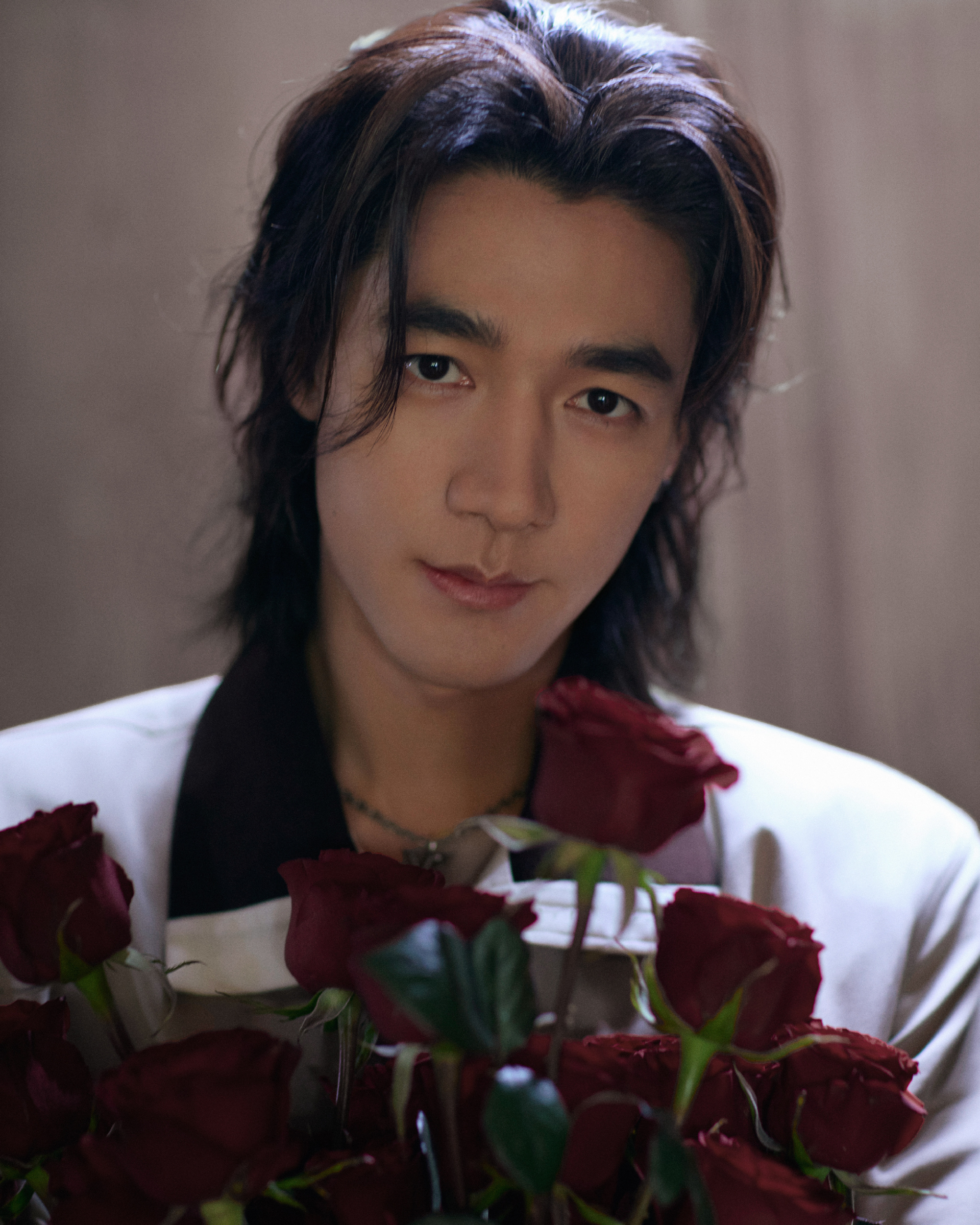 此沙正式官宣出任LV品牌挚友，字母印花外套搭配暗红色裤装呈现精致优雅高级感，从银