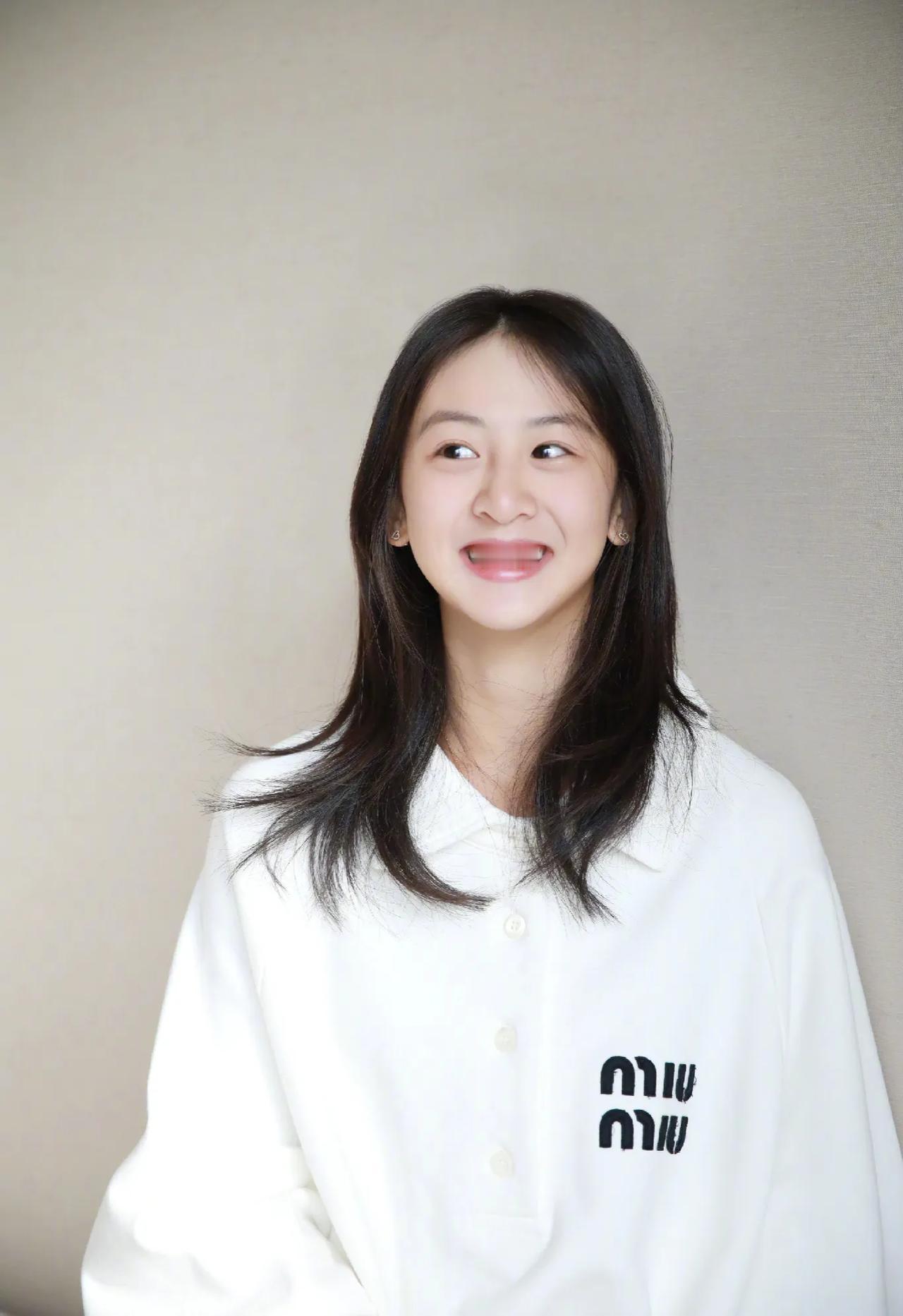 叶一茜晒照为女儿森碟庆祝16岁生日。“生日快乐我的宝贝，一岁一礼，一寸欢喜
爱你