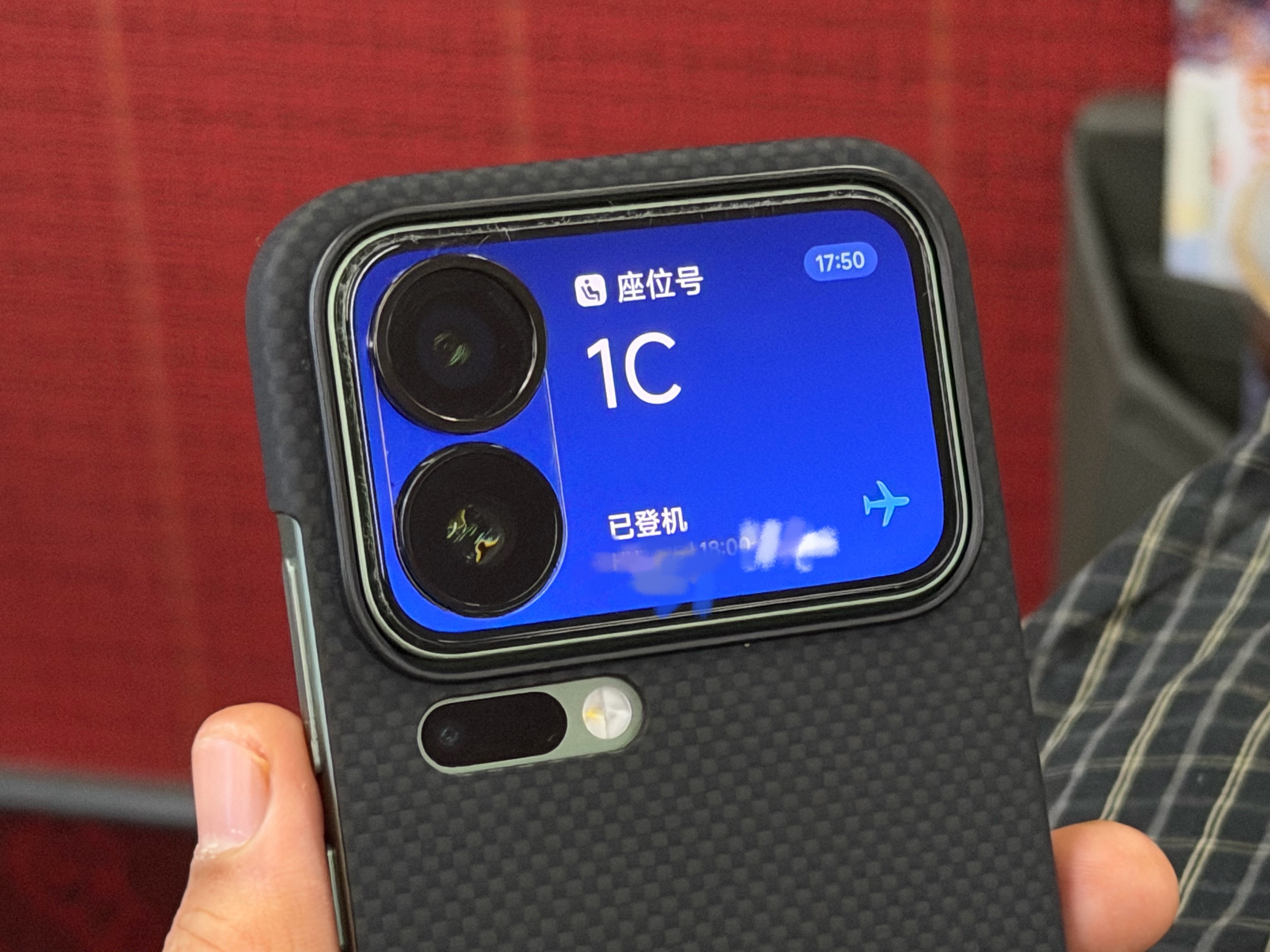 小米17 Pro 这个背屏不挺方便的吗？空姐问我是哪个座位，我翻过来看了看，是1