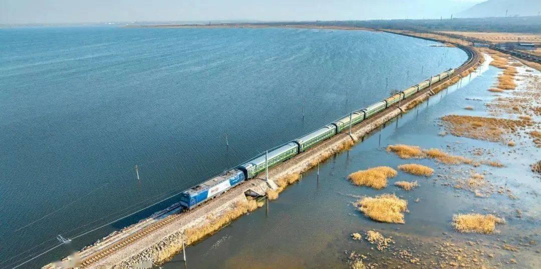 现实版的《千与千寻》水上列车来了，作为一枚游逛闲人，哪有不逛的道理？何况就在身边