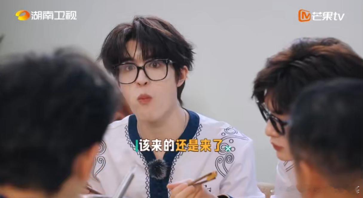 尹浩宇中文好到总被忘记是外国人派派中文学的很好，导致丁禹兮经常把他当成自己同龄的