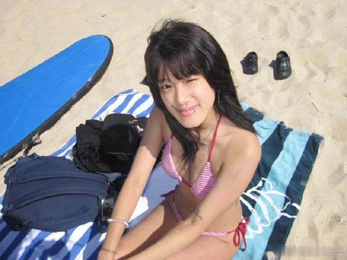 贾静雯回应梧桐妹晒比基尼照 8日，贾静雯大女儿梧桐妹在社交平台晒了一组比基尼照。