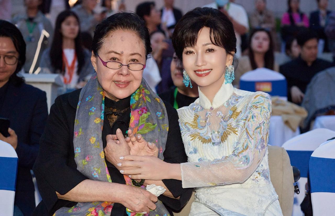 倪萍赵雅芝同框亮相活动
你们觉得谁的穿搭更胜一筹呢
个人觉得赵雅芝的更胜一筹
可