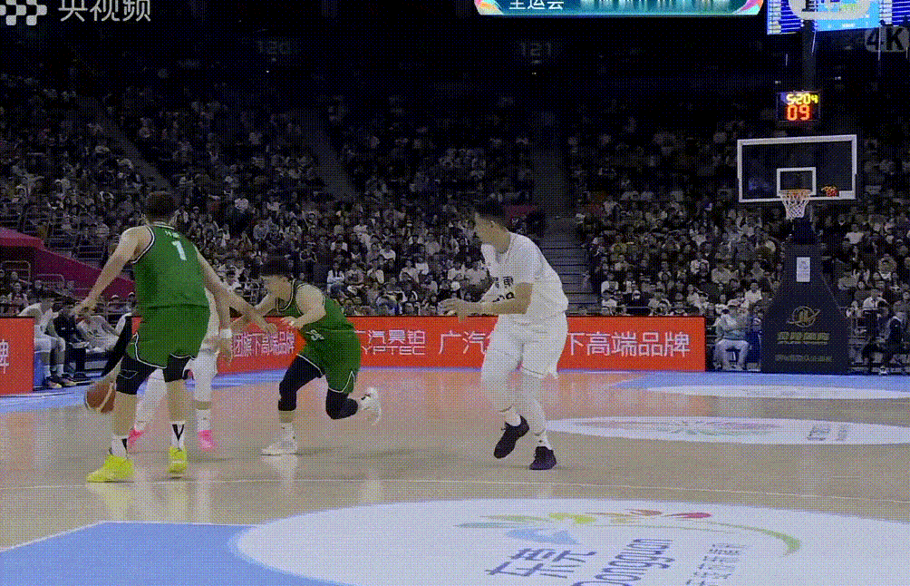 15分14篮板，必须得夸一夸沈梓捷，大鸟这场在辽宁队禁区翻江倒海，起飞了无数次，