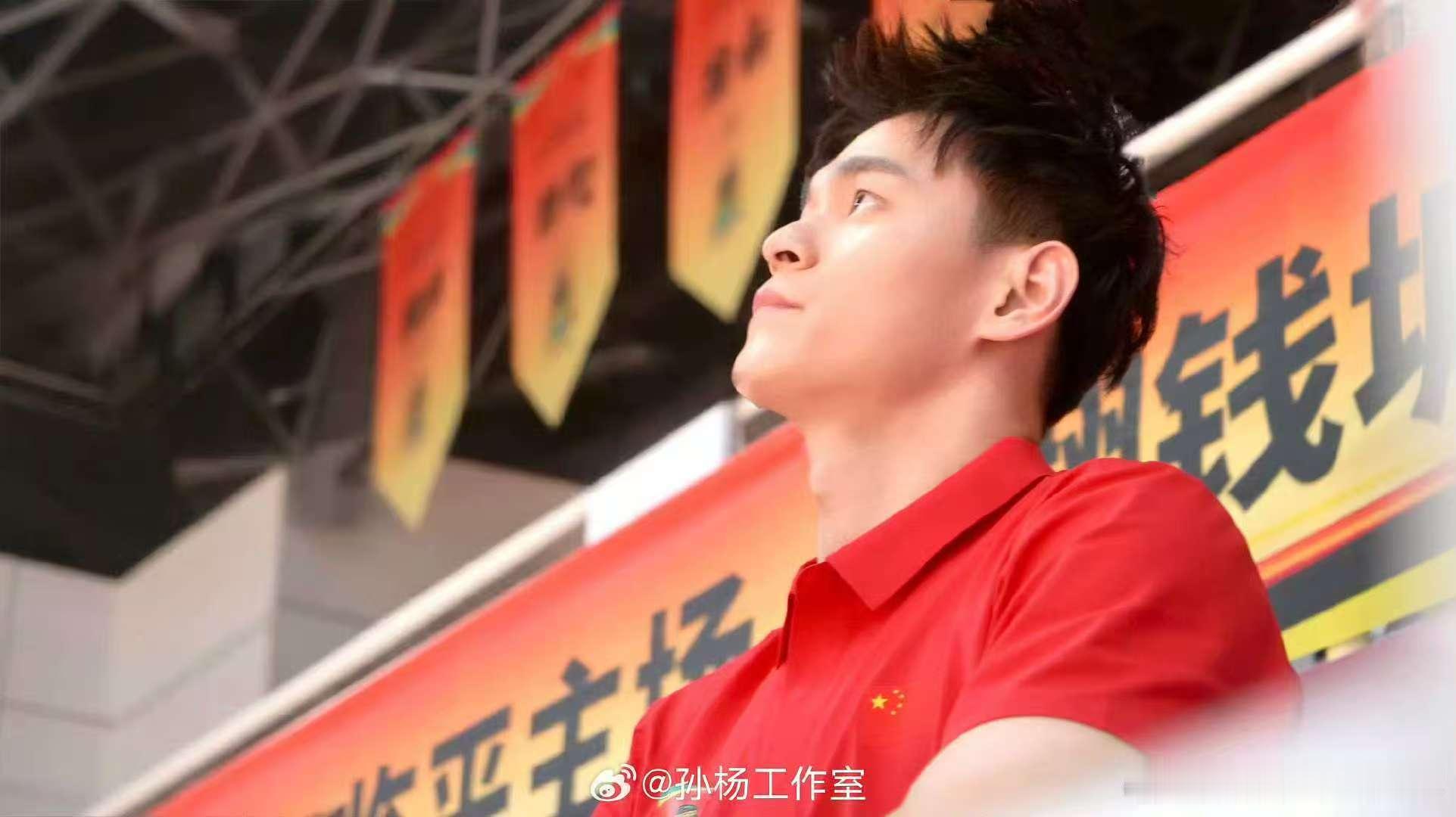 支持孙杨跨界露一手孙杨要是真上篮球场，想想那画面就热血！泳坛练就的力量感，说不定