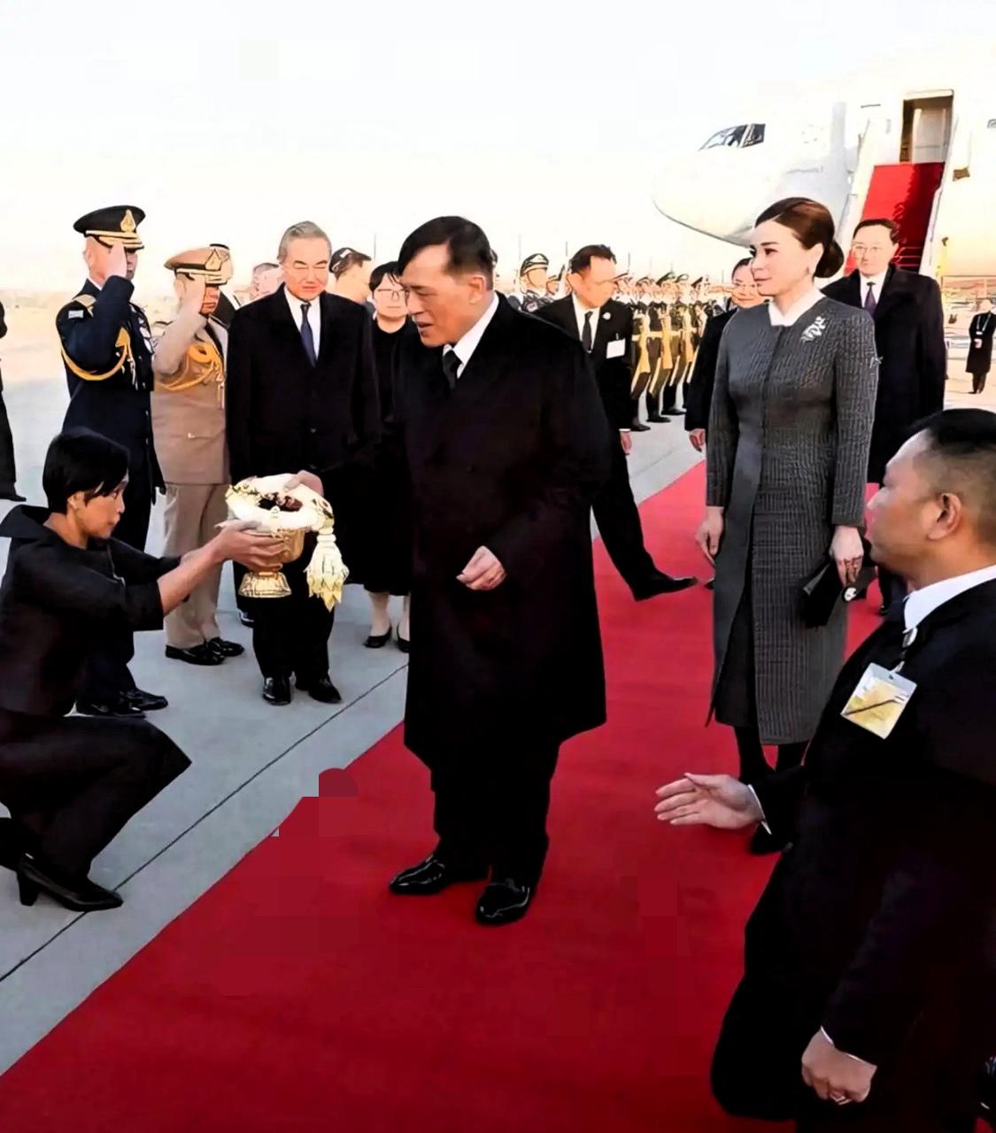 看惯了泰国国王在本国受民众跪礼，
还琢磨过他来中国礼数咋整？

看现场图恍然大悟