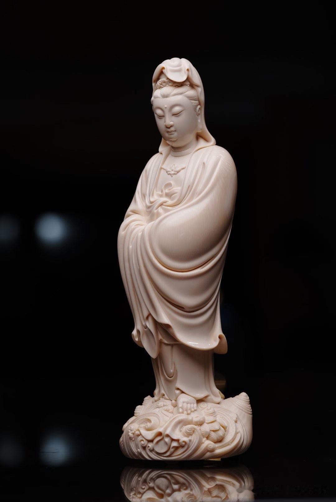 海浪翻卷，衣袂迎风，人物却始终安然自若——这正是渡海观音造像动人之处。

猛犸象