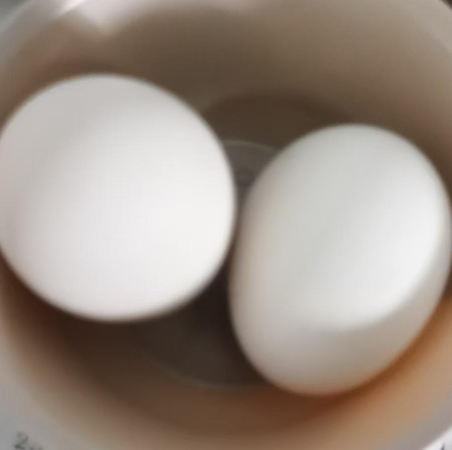 闲聊，说到一同学老公在KTV唱歌有年轻姑娘作陪，熟人说，她还炫耀，别人请她老公吃