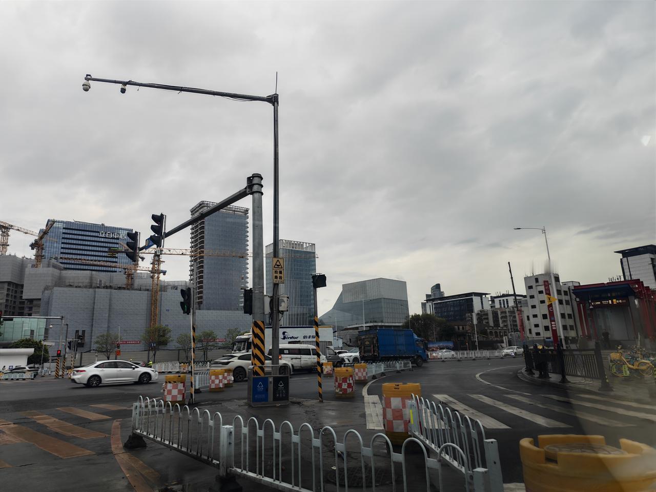芳村隧道口附近的高楼越建越高了，白鹅潭湾区逐渐形成规模，未来可期！
