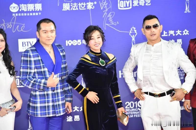 在一群阴暗的老太太，在自恃清高，标准的“八婆”李小冉面前，凸显了刘晓庆阳光心态，