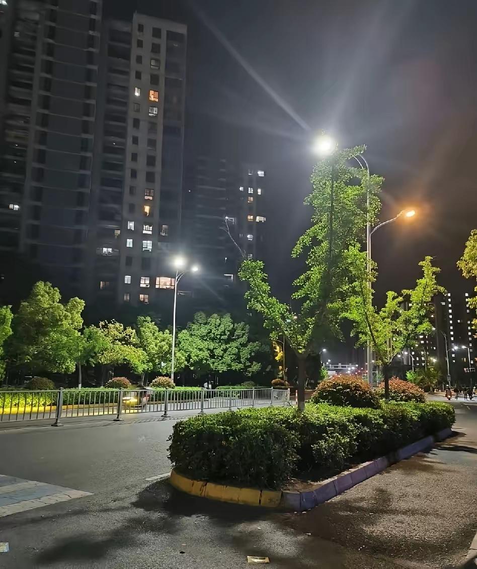 真没想到，

路边拦车的单亲妈妈，

不是想占便宜，而是

手机摔坏后唯一的求救