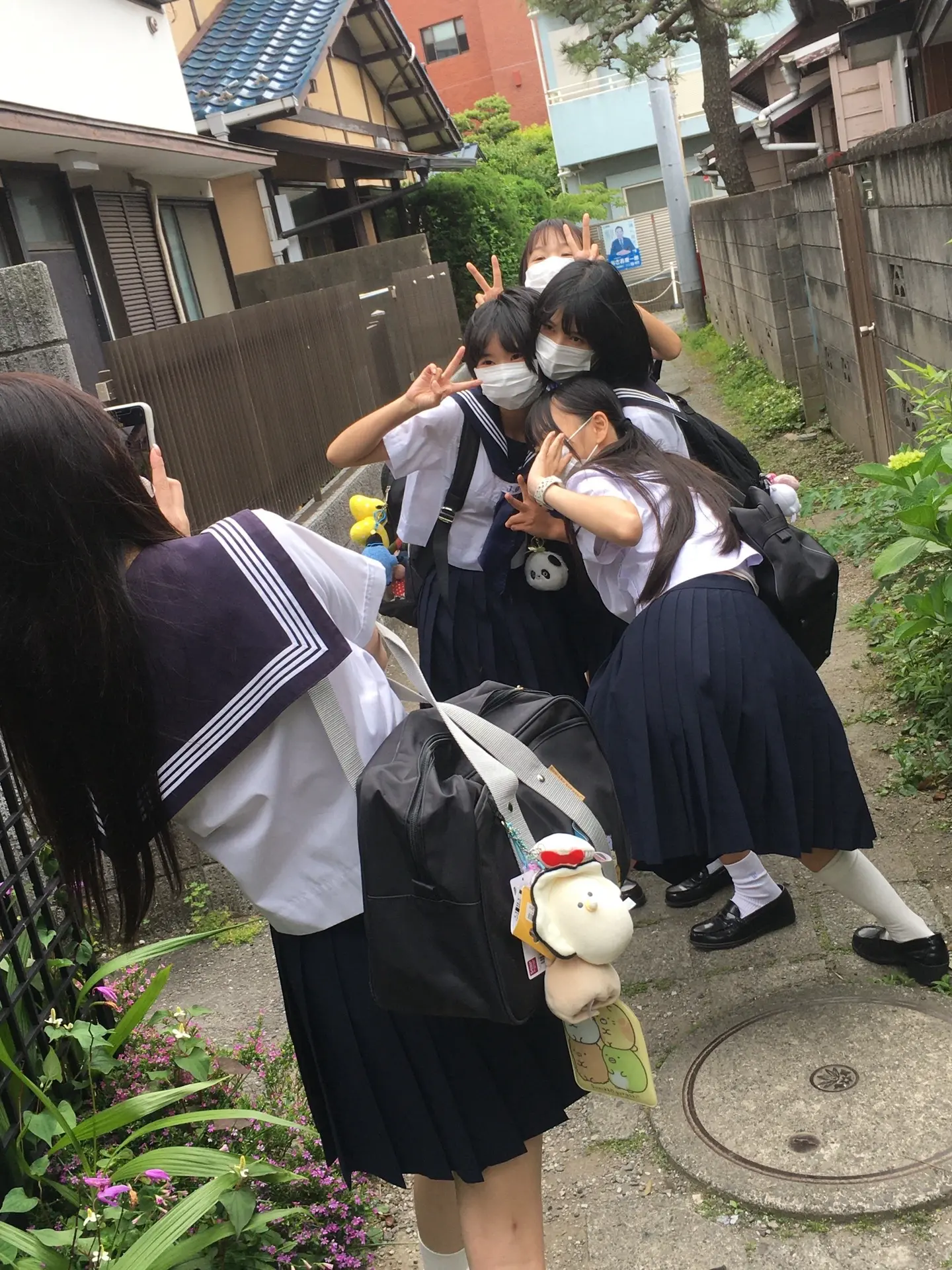 和朋友们一起在日本穿制服樱花妹水手服