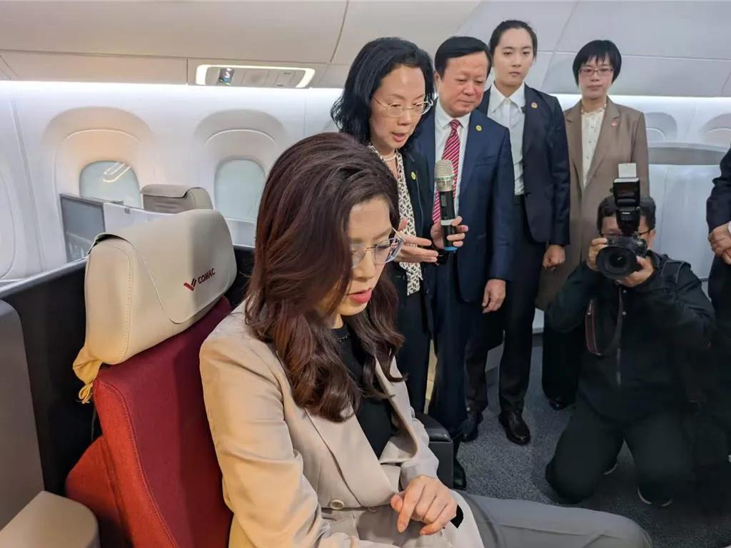 郑丽文体验国产大飞机

4月9号，中国国民党主席郑丽文去了上海的中国商飞公司，亲