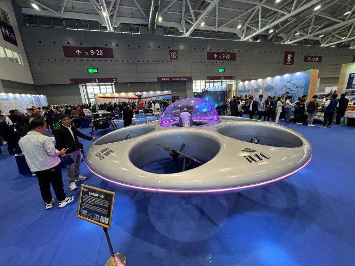 【全球首款载人飞碟亮相本届高交会8号馆】据了解，这个飞碟是大型无人驾驶eVTOL