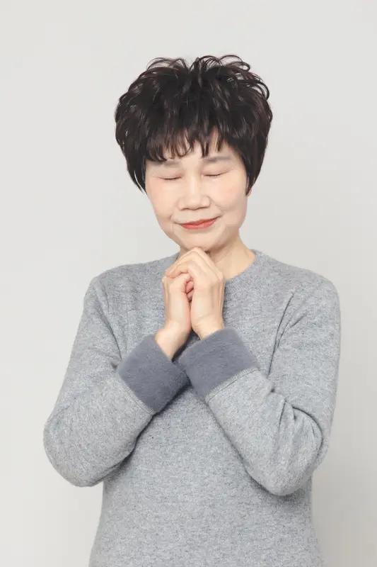 阿姨：就是你想娶我女儿？
小伙子：是的，阿姨！
阿姨火力全开：我养她二十多年，你