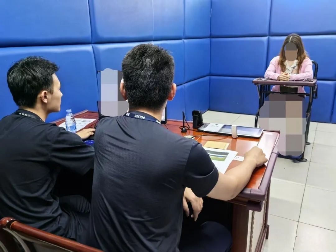 【#女子用身体阻挡列车关门被行拘#】4月18日13时许，由东莞南站开往厦门站的D