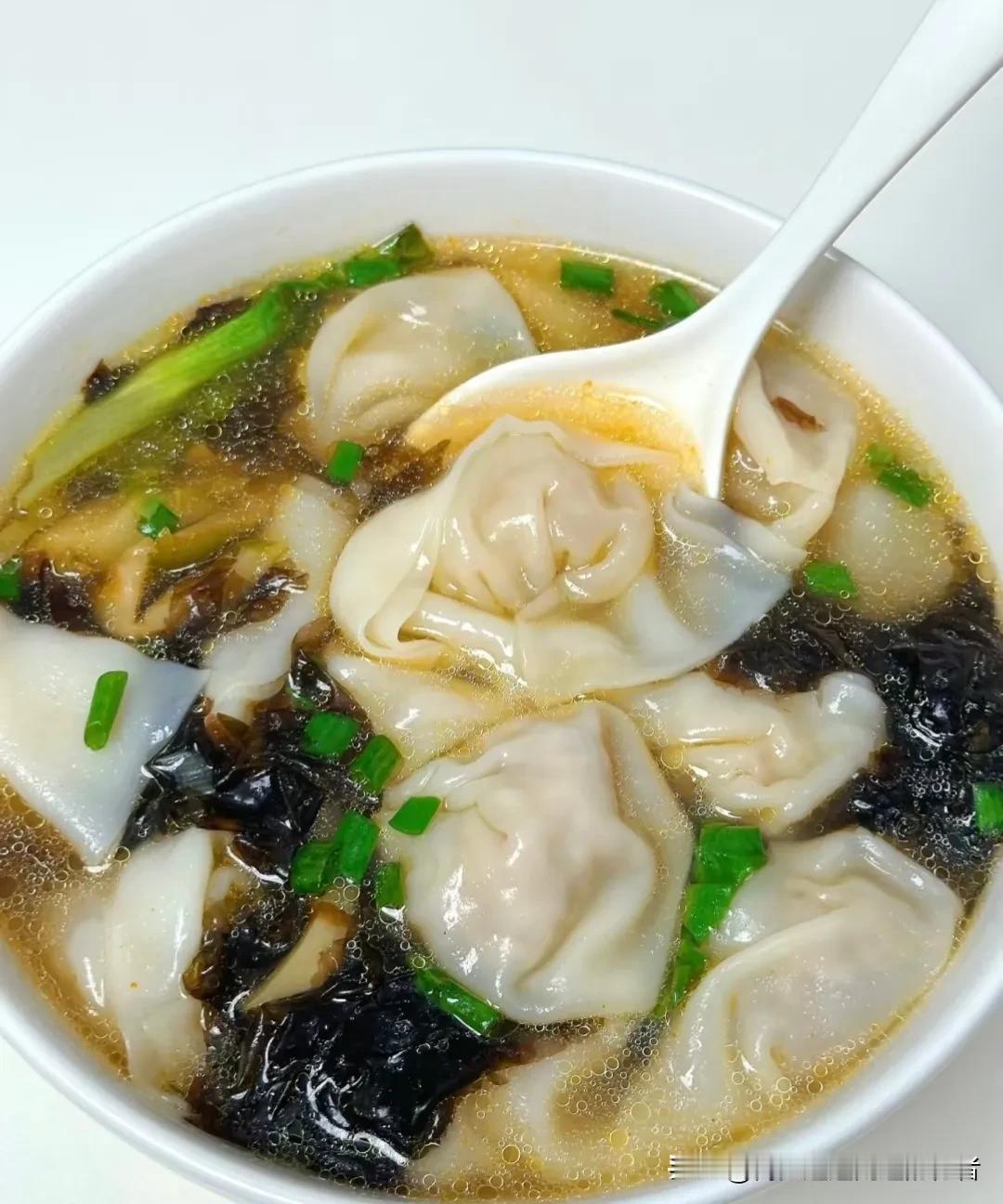 以前总觉得早餐是麻烦事，宁愿多睡十分钟也懒得弄。直到有次上午开会低血糖，眼前发黑