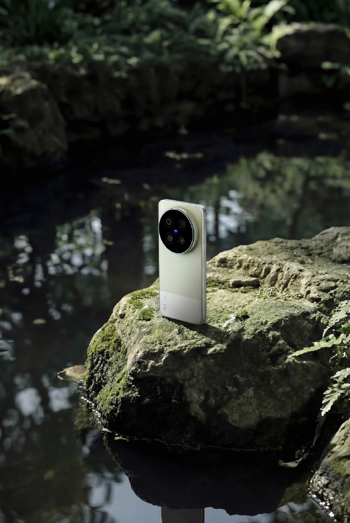 vivo称V单是影像新物种最近很喜欢带着胶片绿的 vivo X300 Ultra