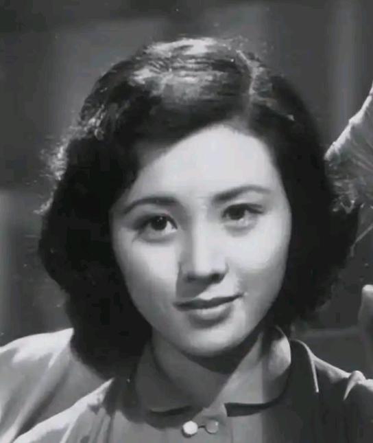 1942年，潜伏在八路军中的日本女特务张美智，刚参加完会议，却倚在门上对着游击队