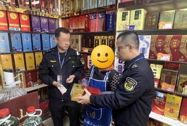 几乎全是假货！利润高达2400%，为何消费者还前赴后继争相购买？
   
你花几