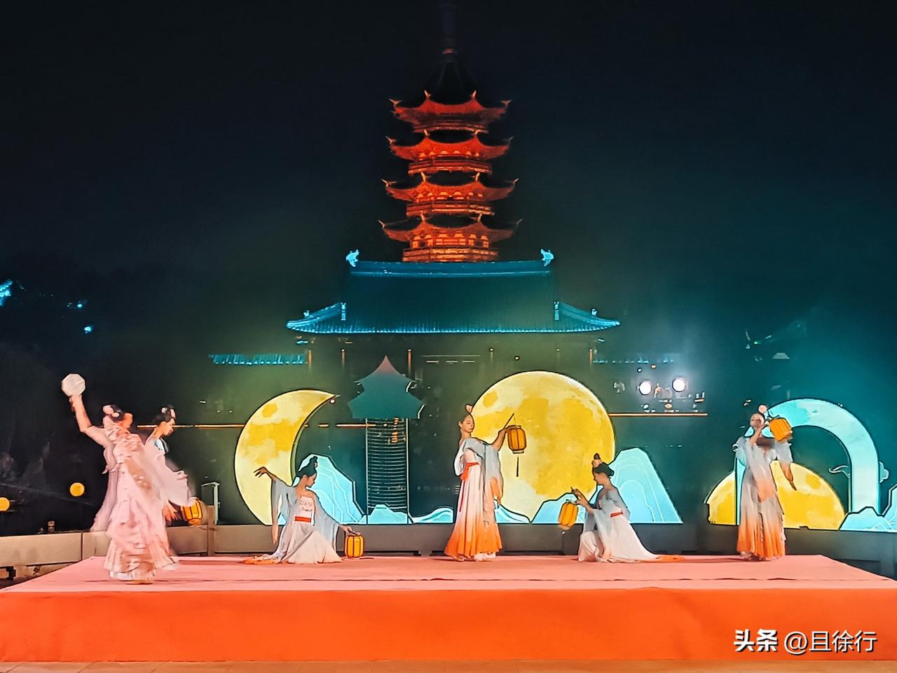 秋至姑苏，盘门邀月。中秋佳节之际，苏州盘门景区推出一场“声光电”大餐，令人回味无