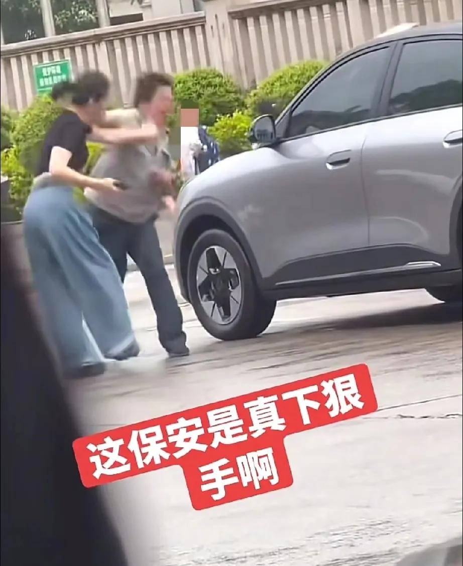 那个猛扇女子耳光的保安的身份调查清楚了！
他不是学校的保安，
也不是企业的直聘保