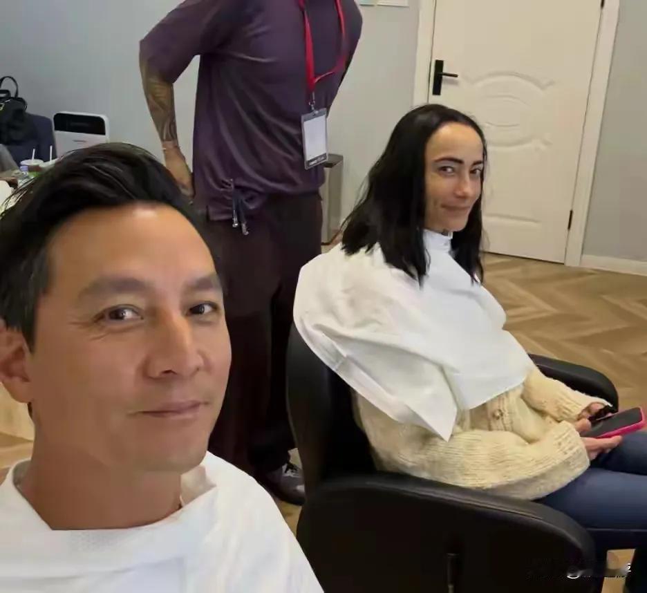 吴彦祖晒与妻子合影！震惊全体网友！
Lisa皮肤粗糙褶多还秃顶。岁月确实是把杀猪