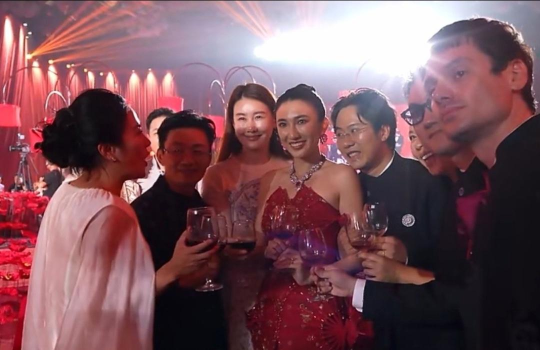 王宝强 × 冯清 对话（婚礼停车场，她刚帮他整了下领带）

冯清： 待会儿敬酒别