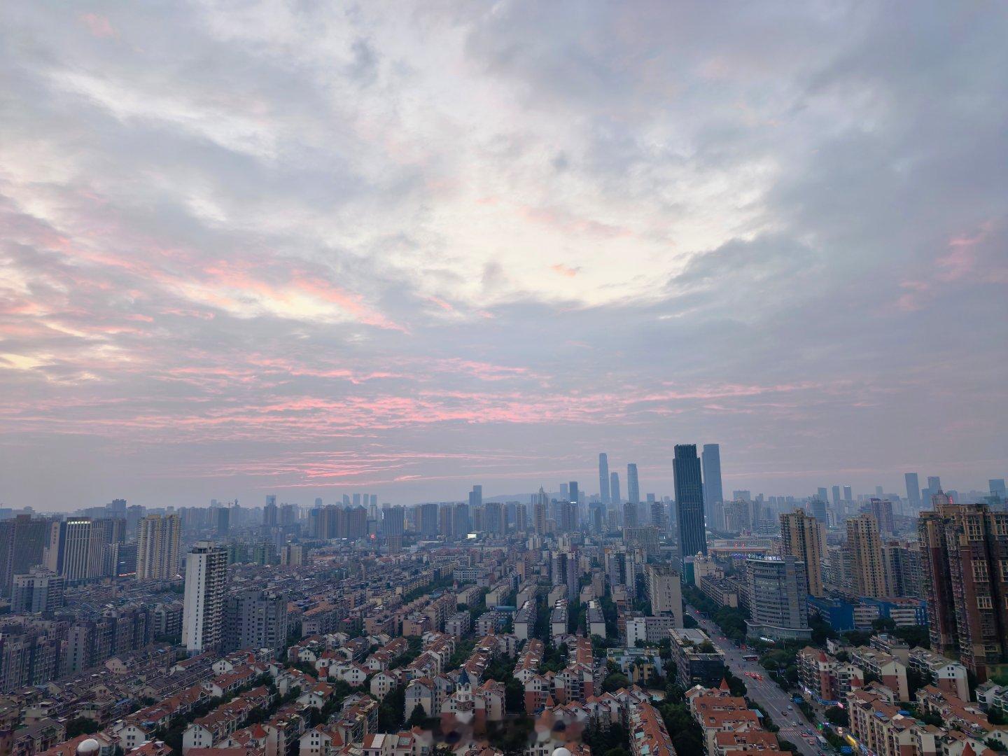 在“宇宙中心”万家丽广场28楼的直升机停机坪看长沙的晚霞与夜景这座疑似全球最大单