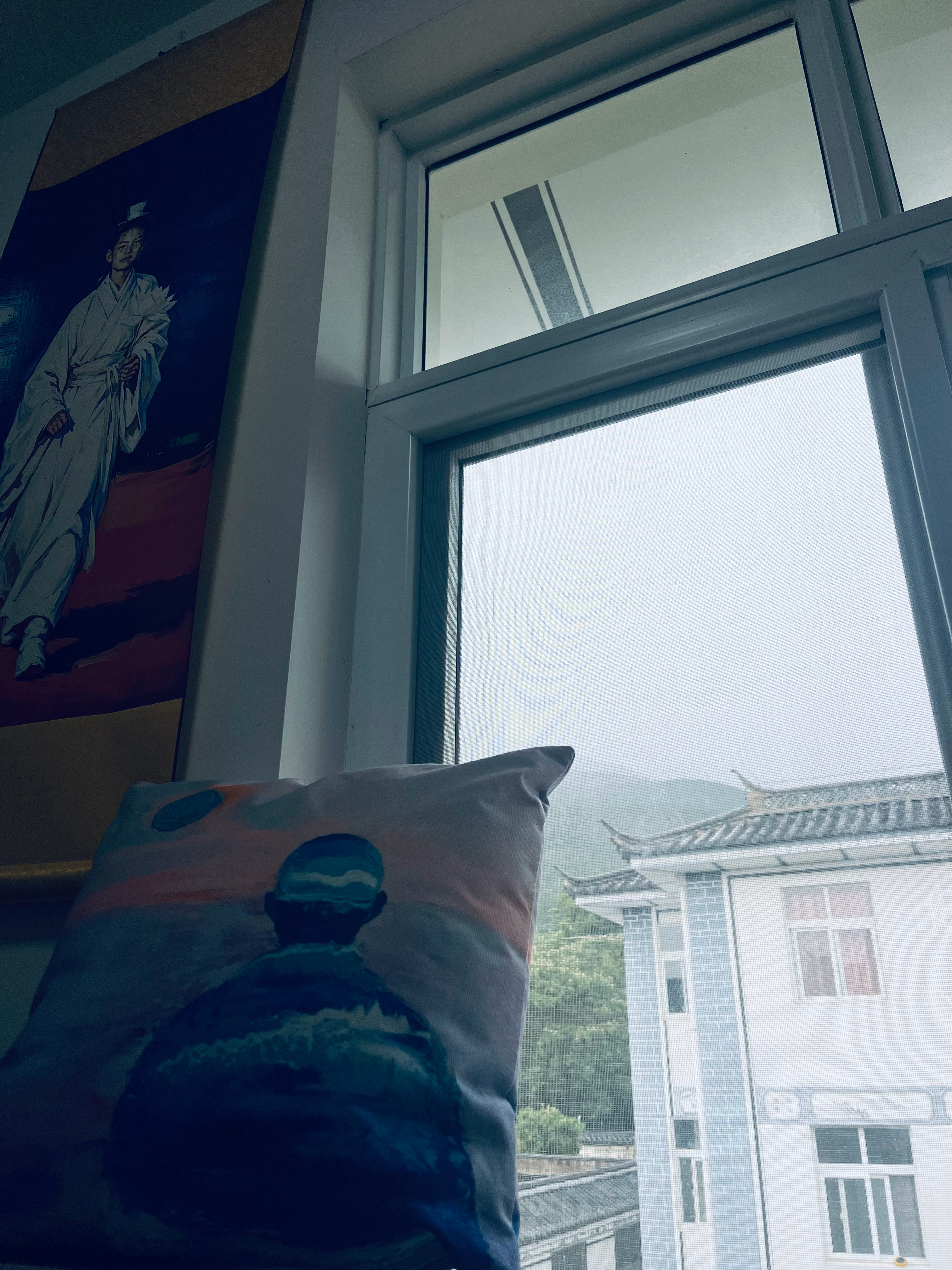 雷声响起，山雨又来。望着苍山，幸福感生起。就像中午走在古城的街头，看见前方的洱山