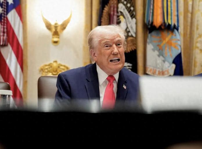 川普宣布要建造“特朗普级”战舰，设想一共建20多艘特朗普。在海湖庄园展示那张特朗