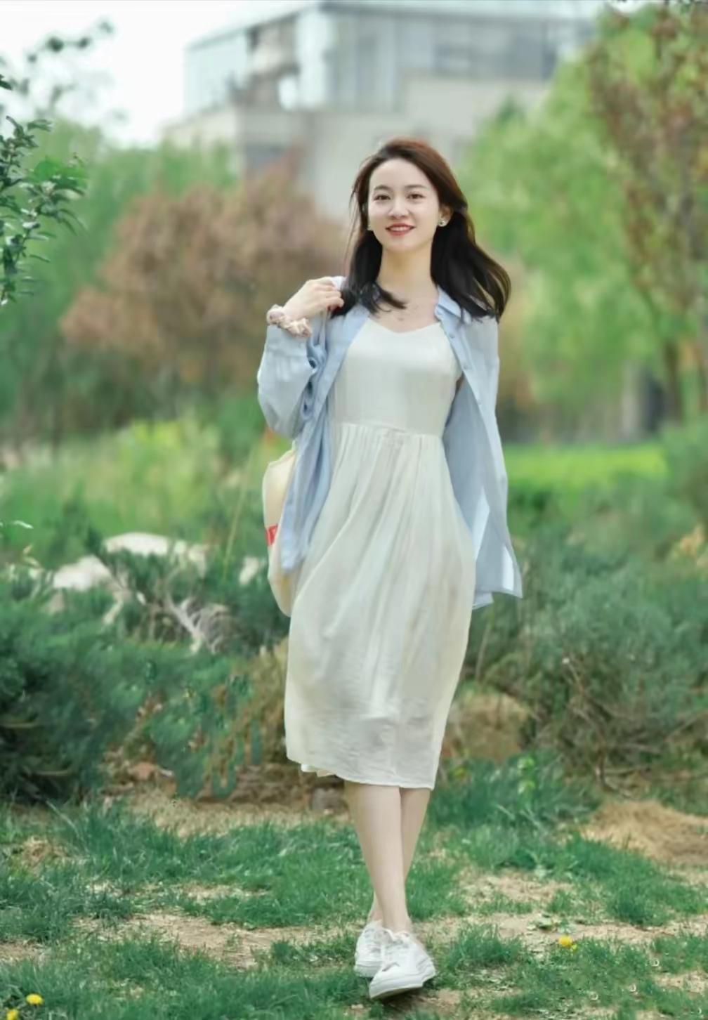 这位小姐姐穿着裙子在公园散步。