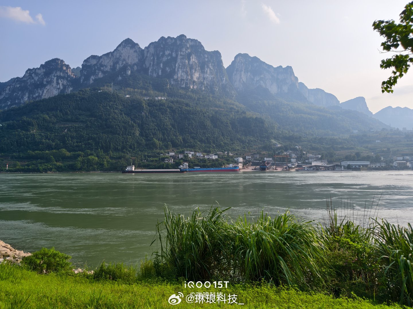 跑348在长江边偶遇山野秘境，峡谷青峰对峙，江面烟波悠悠。用iQOO 15T随手