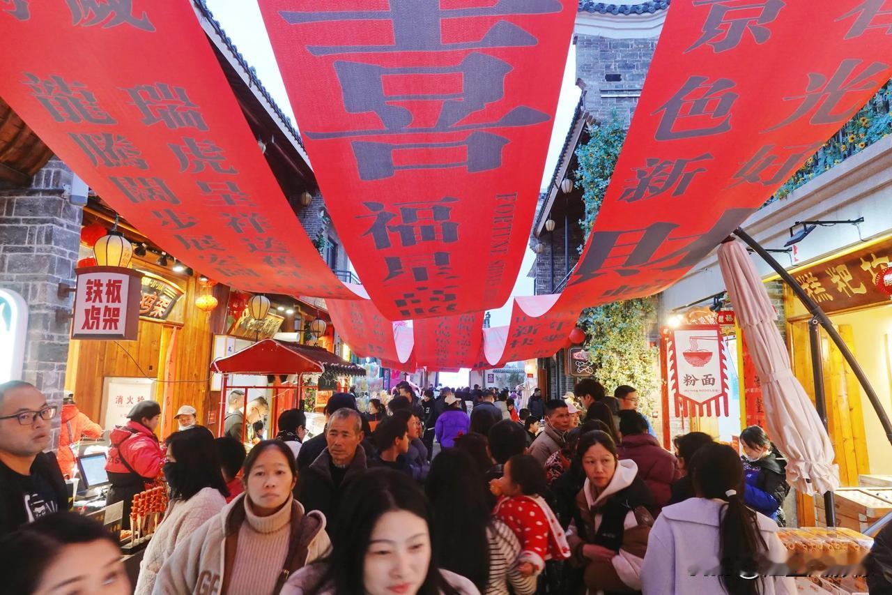寻找鄂州年味一一打卡吴都乔街
正月初二，鄂州吴都乔街人气鼎沸，年味十足。自从去年