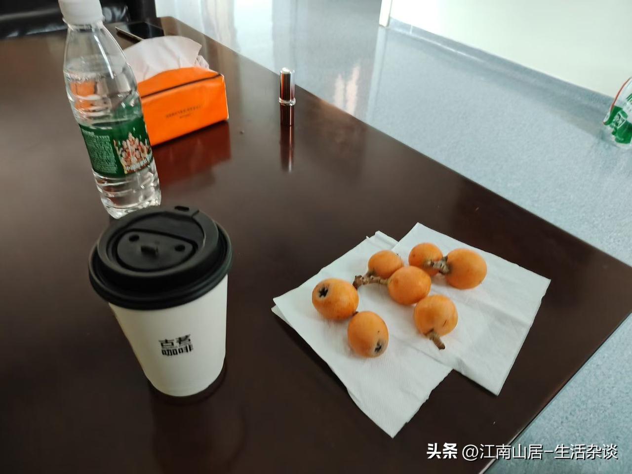 姑妈今晚在家庭群，吐槽了一下她自己的粗心大意：今天带孙女去图书馆休息了一下午，本