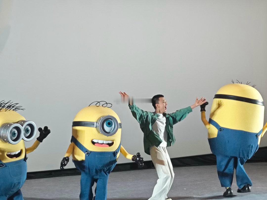 付航现身小黄人与大怪兽首映礼 付航现身首映礼，跟小黄人同框的画面太好笑了。分享配