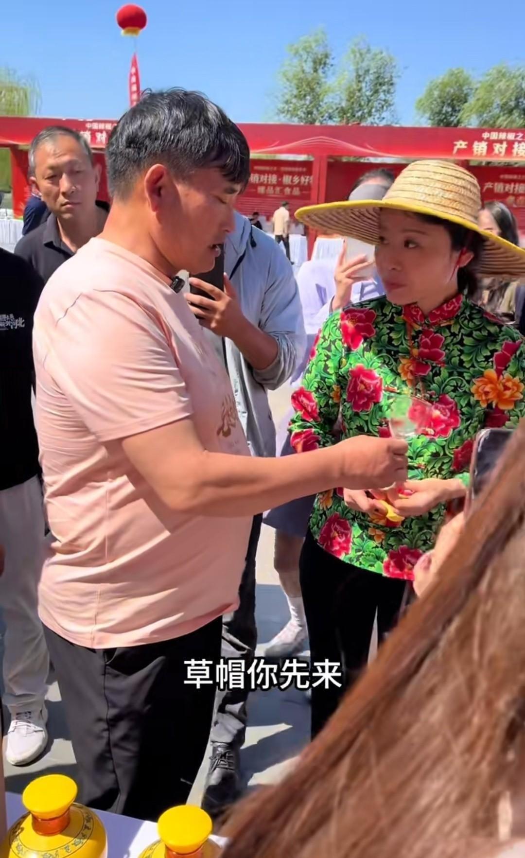 大衣哥这情商真的高，遇到谁都能聊到一块儿去。街坊邻居围着他拍视频，他从不摆手黑脸