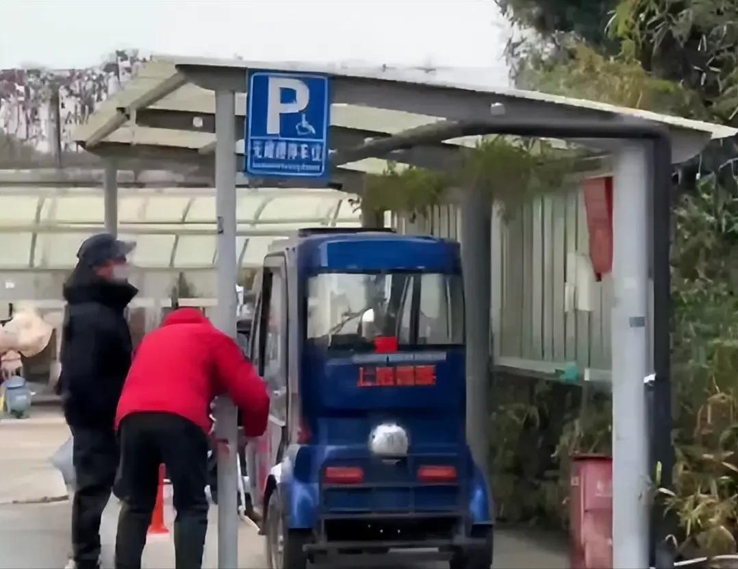 上海，男子正在家休息，突然收到自己爱车的报警，赶紧跑下楼查看，发现自己刚买了一年