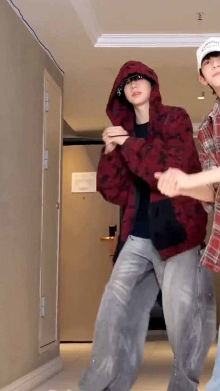 陈奕恒cha发发NOW陈奕恒cha发发NOW视频，戴帽比嘘🤫帅呆了