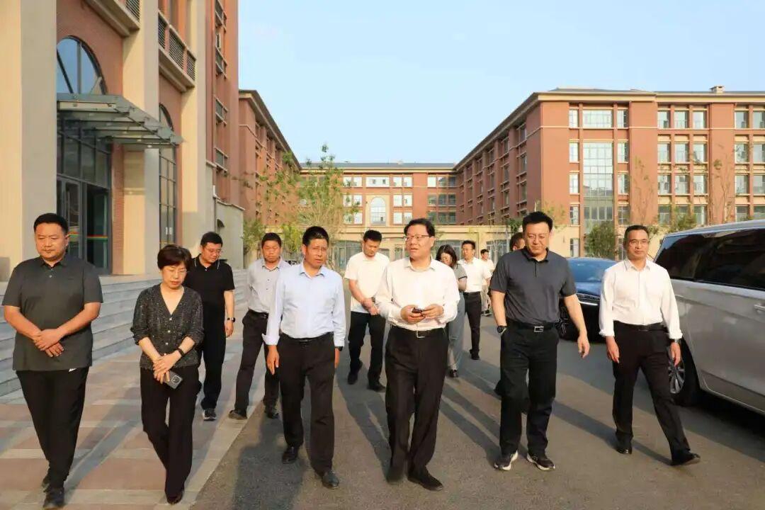 梁绍伟：与高三教师亲切座谈
​         5月20日，市教育局党组书记、局