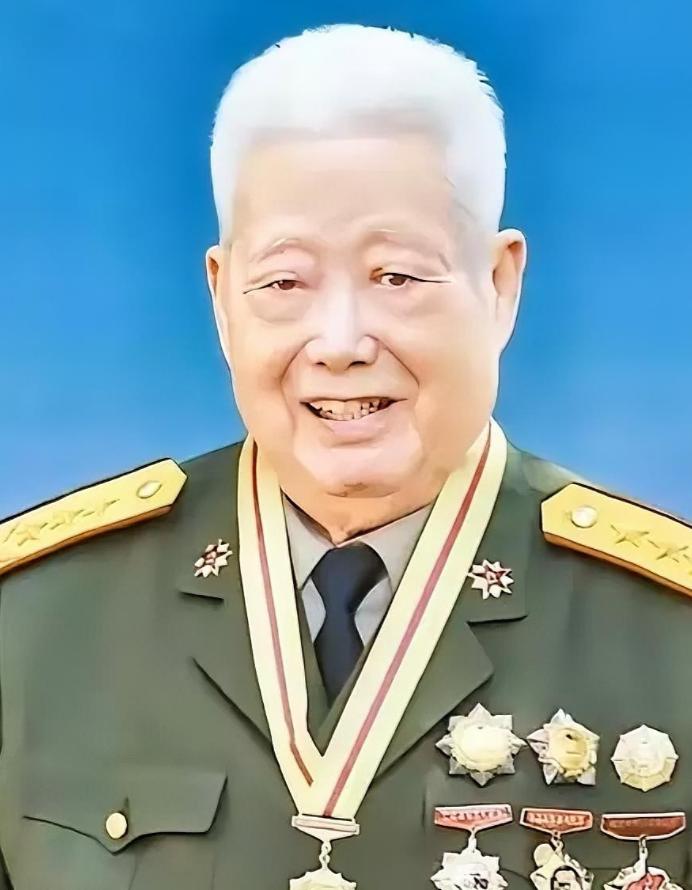 1950年，解放海南时，韩先楚焦急地看着118师的指战员：“谁愿意带队登岛？”下