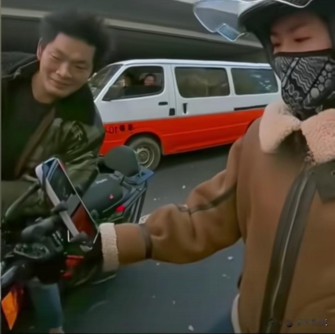 在平凡日子里挣扎！

近日，一段记录两位骑手在红绿灯前的短暂互动视频走红网络，触