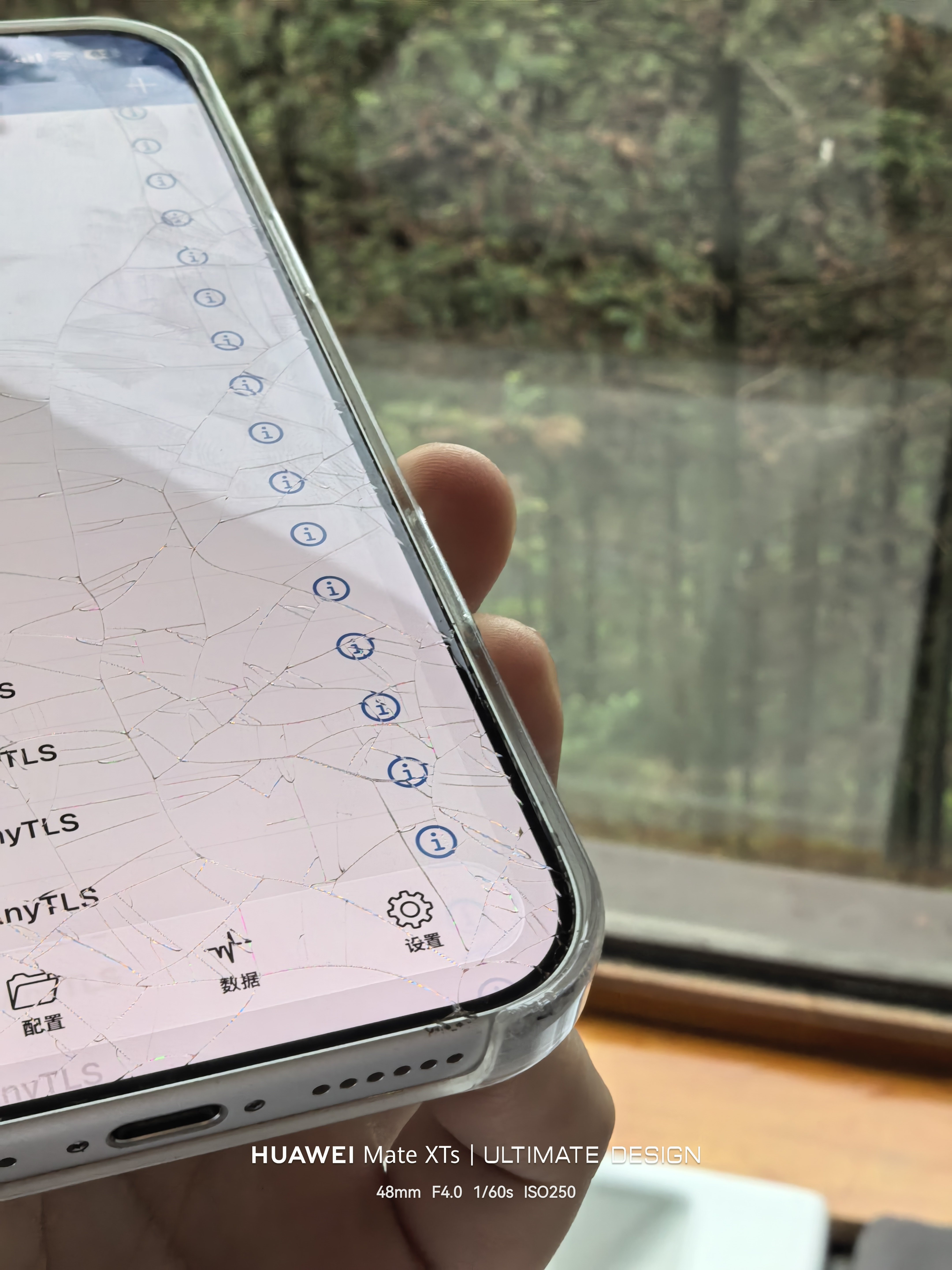 昨天拍摄我的17 pro max屏幕干碎了正好撞到手机壳没有保护到的底部...有