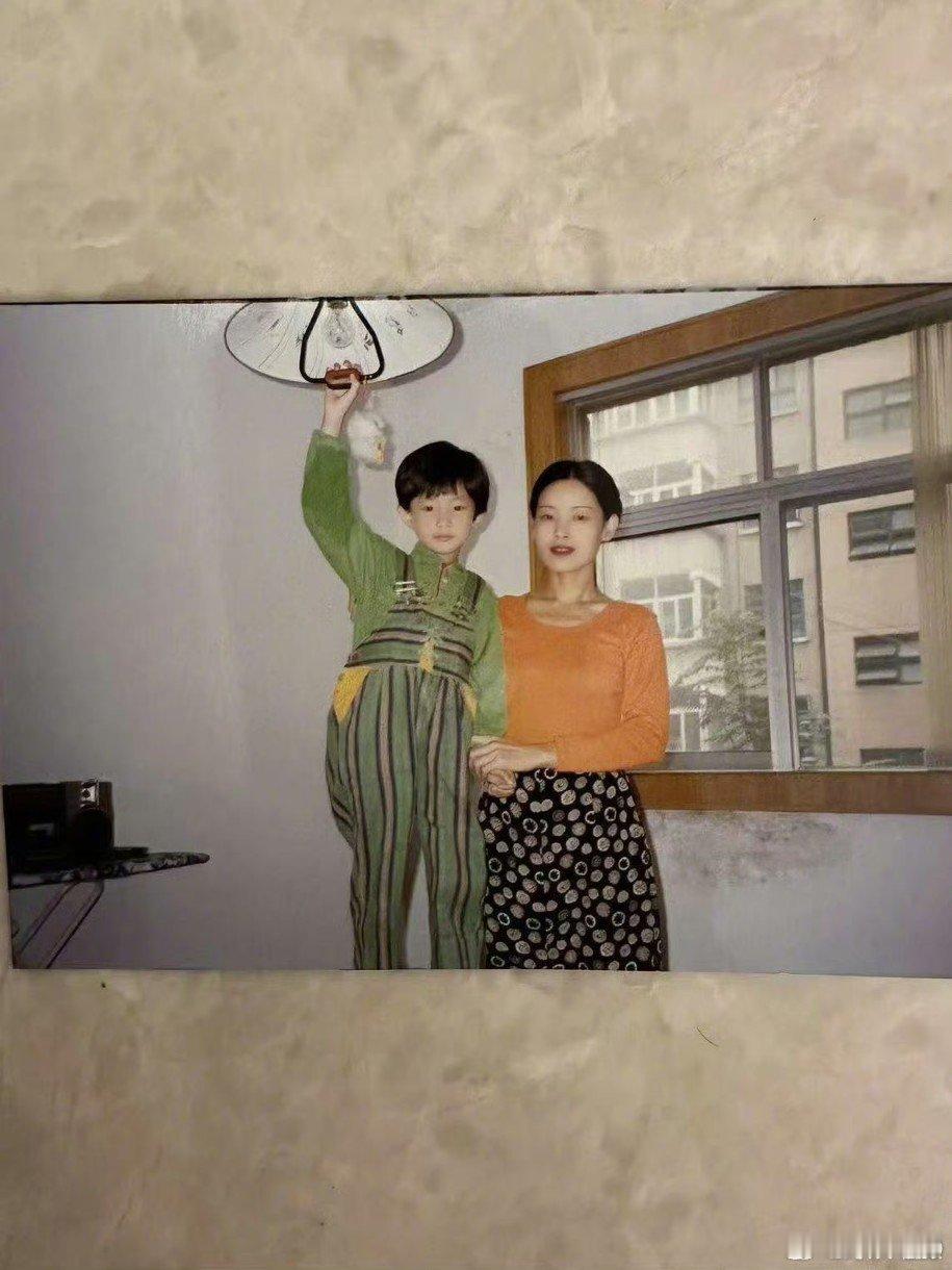 李一桐晒童年照李一桐童年照原来长这样，好可爱呀！李一桐晒童年与妈妈合照 ​​​